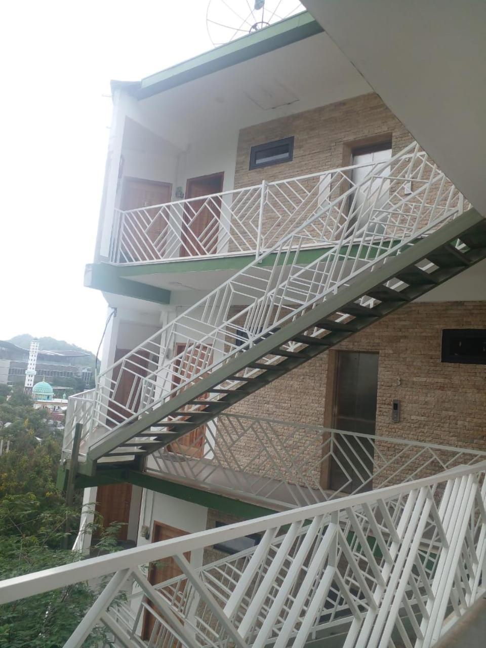 Triple 8 Suites Labuan Bajo Exterior photo