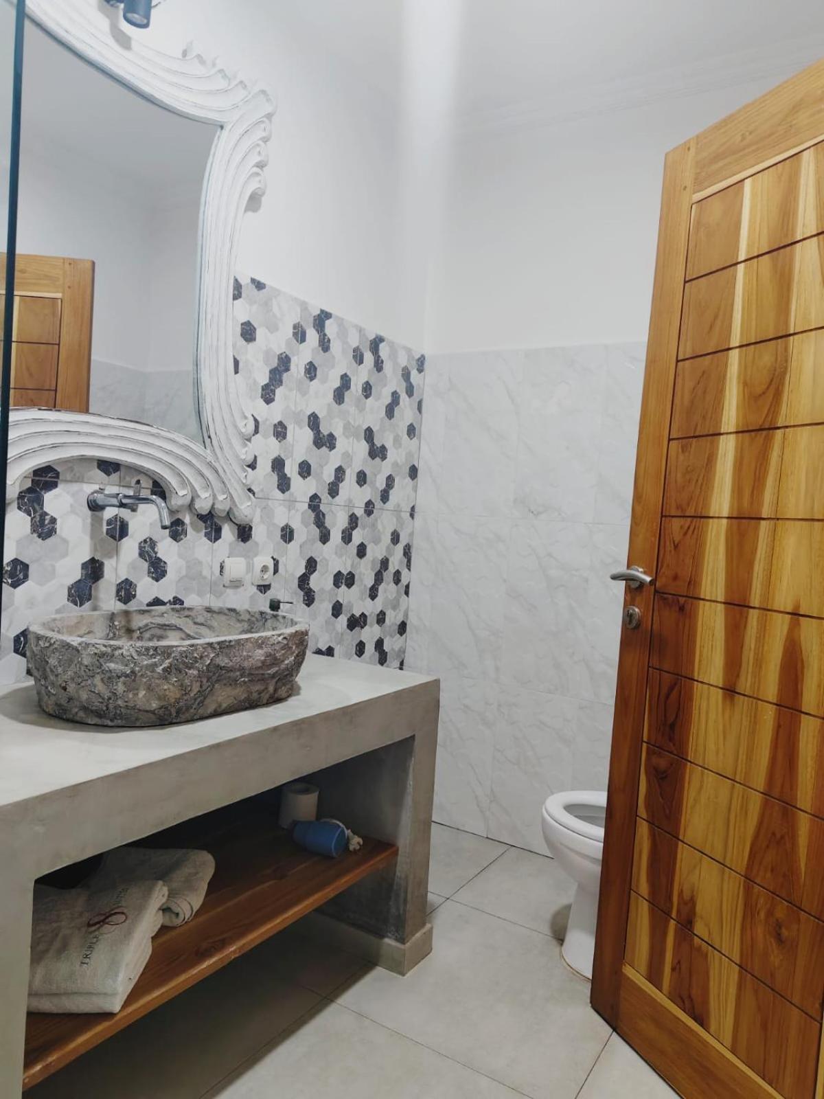 Triple 8 Suites Labuan Bajo Exterior photo