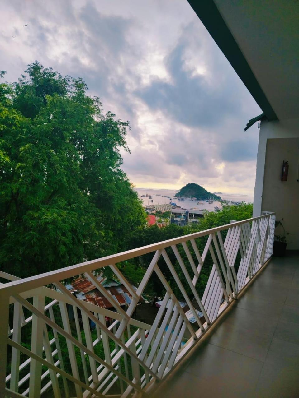 Triple 8 Suites Labuan Bajo Exterior photo